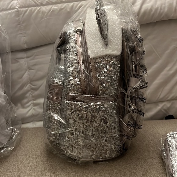 SOLD!!! Loungefly NWT Silver sequin with wallet - Picture 5 of 8